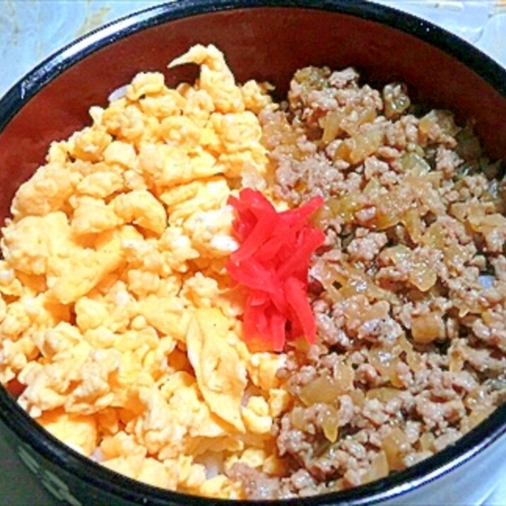 男児は『うまうま！そぼろ丼』で雛祭り